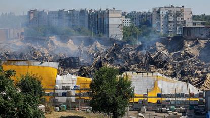 Hyper marché détruit par un feu après une frappe de drone à Donetsk, une ville contrôlée par la Russie en Ukraine, le 16 août 2026.