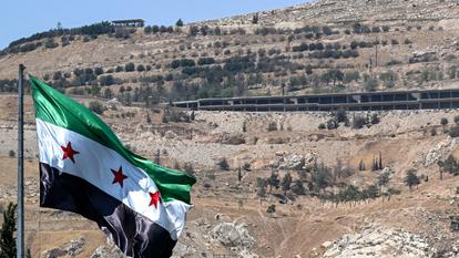 Le drapeau syrien flotte sur la place des Omeyyades à Damas, le 22 juillet 2026, avec le mont Qasioun en arrière-plan. (Image d’illustration)