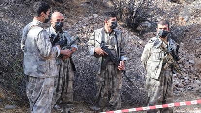 Des combattants du Parti des travailleurs du Kurdistan (PKK) lors d’une cérémonie dans la région de Qandil, dans le nord de l’Irak, où le groupe armé a annoncé le retrait total de ses forces de Turquie, le 26 octobre 2025.