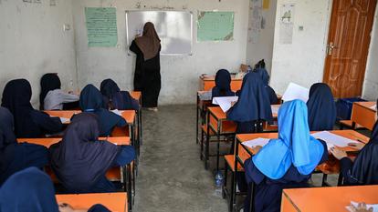 Cette photo, prise le 21 juillet 2026, montre des fillettes afghanes passant leurs examens de mi-semestre dans une école primaire de Kaboul. (Image d’illustration)