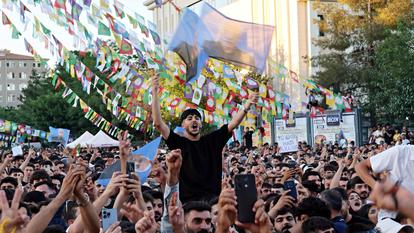 Au cours d’un « rassemblement pour la liberté », à Diyarbakir (Turquie), la foule a réclamé la libération du dirigeant du PKK Abdullah Öcalan, le 28 juin 2026.