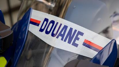 Les 144 kilos de khat ont été découverts dans la nuit de dimanche à lundi au sein de l’aéroport de Roissy, où le passager a d’abord été placé en retenue douanière.