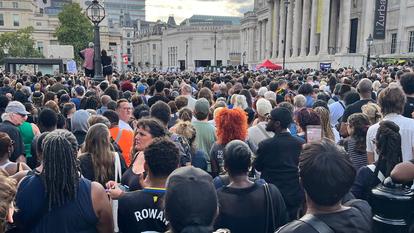 Plus de 2.000 personnes étaient réunies lundi soir à Trafalgar Square, à Londres, pour rendre hommage au professeur Jason Arday.