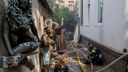 Une vue d’une maison d’un artiste local qui a été endommagée lors d’une frappe de drone russe, au milieu de l’attaque de la Russie contre l’Ukraine, à Kharkiv, le 10 août 2026.