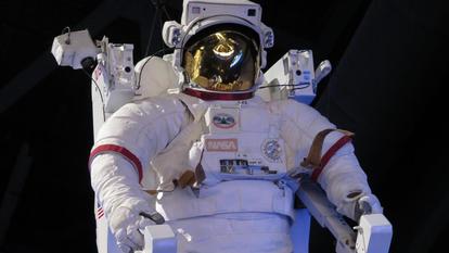 Une combinaison de sortie extravéhiculaire exposée à Cap Canaveral (Floride).