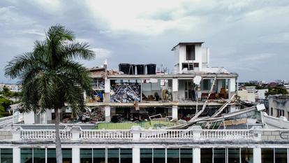 Une vue de drone montre un bâtiment endommagé suite au tremblement de terre du 10 août, à Cali, en Colombie, le 16 août 2026.