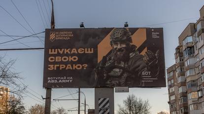 Cette photo, prise le 29 octobre 2023, montre un panneau d’affichage incitant à rejoindre la 3e brigade d’assaut ukrainienne, dans la ville de Kherson, dans le sud du pays, alors que l’Ukraine est envahie par la Russie.
