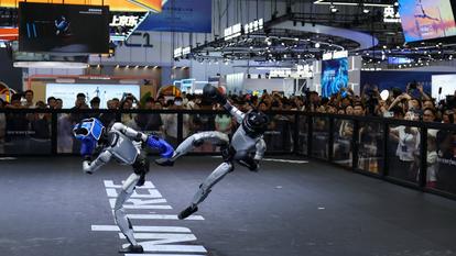 Les robots G1 d’Unitree lors d’une démonstration de boxe au mondial de la robotique de Pékin.