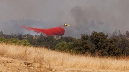 Un avion de lutte contre les incendies effectue un largage à Aznalcollar, mardi 13 août dernier.