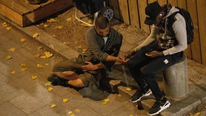 Un dealer de crack vend une dose à un toxicomane, dans le quartier de Stalingrad à Paris.