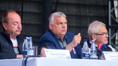 L’ancien Premier ministre hongrois Viktor Orbán (au centre), aux côtés du député du Fidesz Zsolt Nemeth (à gauche) et du président du Conseil national hongrois de Transylvanie László Tokes (à droite), en Transylvanie (Roumanie), le 25 juillet 2026.