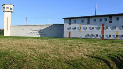 Cette photographie montre les murs extérieurs de la prison d’Alençon-Condé-sur-Sarthe, le 14 octobre 2025.