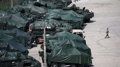 Un soldat de l’armée américaine passe devant un véhicule blindé Stryker, à Dongducheon, le 18 août 2026.