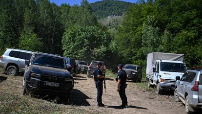 Des policiers kosovars se tiennent près d’un site susceptible d’abriter un charnier récemment découvert dans le village de Kalluder, près de la ville de Zubin Potok, le 1er août 2026.