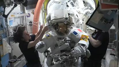 Sophie Adenot regagnant l’intérieur de l’ISS après sa sortie dans l’espace, le 18 août 2026.