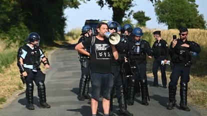 Julien Le Guet, porte-parole du collectif « Bassines Non merci », s’exprime à l’aide d’un mégaphone, à Saint-Martin-les-Melle, le 19 juillet 2024.