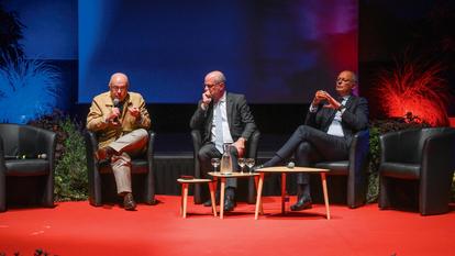 Jean-Michel Blanquer, entouré de Bernard Cazeneuve et Édouard Philippe à Sens, en 2025.