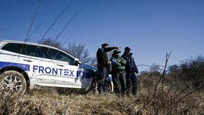 Un agent de la police des frontières serbe et des membres de l’Agence européenne de gardes-frontières et de garde-côtes Frontex patrouillent à la frontière entre la Bulgarie et la Serbie, près du village frontalier serbe de Gradina, le 17 février 2023.