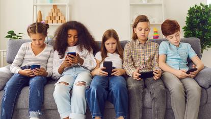 En 2025, les enfants français de 6 à 17 ans passent en moyenne 4 heures et 11 minutes par jour devant un écran, hors temps scolaire.