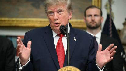 Le président américain Donald Trump prononce un discours lors d’une réunion avec des dirigeants du secteur des cryptomonnaies dans la salle Roosevelt de la Maison Blanche, à Washington, DC, le 19 août 2026.