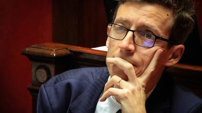 Le ministre français de l’Éducation, Édouard Geffray, réagit lors du débat sur la protection de l’enfance et la lutte contre la violence à l’école à l’Assemblée nationale, à Paris, le 1er juin 2026.