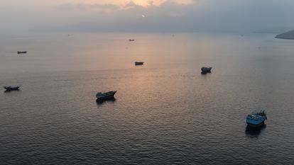 «Dans le cadre de cette opération, en cours depuis plusieurs semaines, 15 à 20 pétroliers entrent et sortent chaque nuit du détroit par un chenal sud longeant la côte d’Oman, affirme Axios.