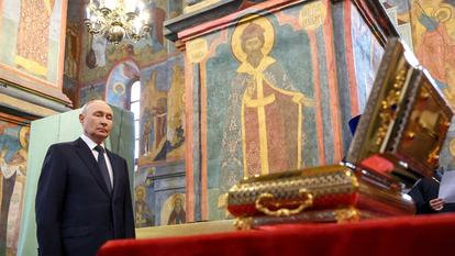 Le président russe Vladimir Poutine se tient à côté des reliques du Saint Grand Prince Dimitri Donskoï, découvertes lors de travaux de restauration, à la cathédrale de l’archange au Kremlin à Moscou, le 20 août 2026.