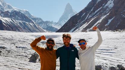 De gauche à droite, Sean Villanueva, Siebe Vanhee et Symon Welfringer avec en fond la face ouest du Tahu Rutum au Pakistan.