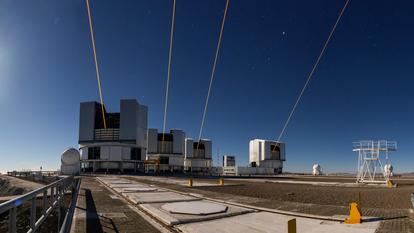 Les quatre télescopes du VLT envoient chacun un laser pour créer une étoile virtuelle qui leur permet de calibrer les dispositifs d’optique adaptative en temps réel qui permettent d’améliorer grandement la qualité des images.