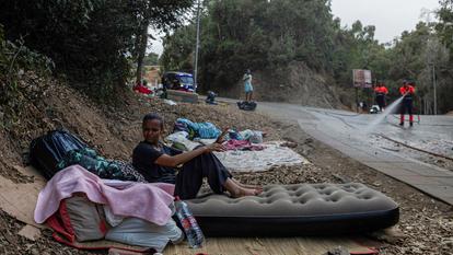 Wafae Atid, 28 ans, migrante marocaine, est assise près du Centre d’Accueil Temporaire des Immigrants (CETI) à Ceuta, Espagne, le 16 août 2026.