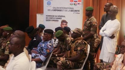 Des soldats et d’autres participants prennent part à la cérémonie de lancement de l’Expo Défense BAMEX 2026 à Bamako, Mali, le 23 juillet 2026.
