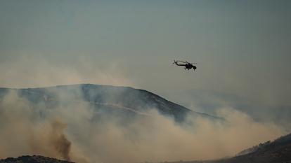 Au plus fort de la saison des incendies, jusqu’à une quarantaine de feux en moyenne se déclarent quotidiennement un peu partout dans le pays, nécessitant l’intervention des pompiers et de moyens aériens, avions et hélicoptères. (Image d’illustration)