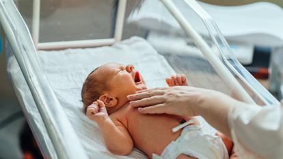 Bébé nouveau-né bâillant à l’hôpital (Image d’illustration)