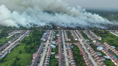 Cette photo aérienne prise le 19 juillet 2026 montre la fumée s’élevant d’un incendie de forêt à proximité d’un complexe résidentiel à Kubu Raya, dans le Kalimantan occidental, en Indonésie.