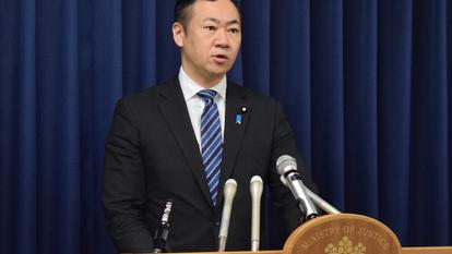 Le ministre japonais de la Justice, Keisuke Suzuki, s’exprime lors d’une conférence de presse consacrée à l’exécution du condamné à mort Takahiro Shiraishi, au ministère de la Justice à Tokyo, le 27 juin 2025.
