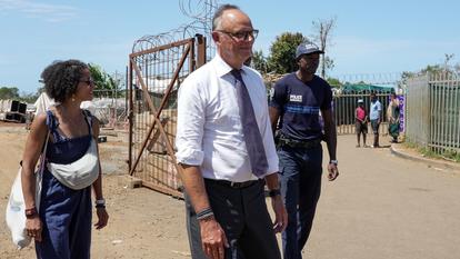 Édouard Philippe, vendredi 21 août à Mayotte, à sa sortie du camp de demandeurs d’asile à Tsoundzou.