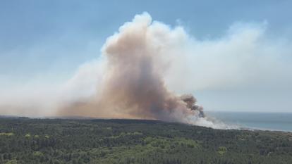 Le panache de fumée de l’incendie de Neufchâtel-Hardelot était visible à plus de 50 km.