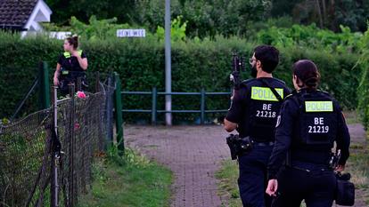 Des policiers armés d’armes automatiques sont aperçus le 26 juillet 2026 à l’ouest de Berlin, en Allemagne.