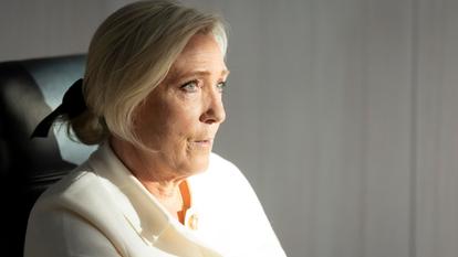 Marine Le Pen dans son bureau le 6 mars 2025 à Paris.