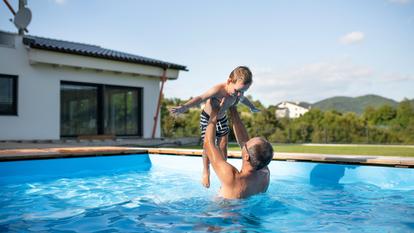 Face à la canicule, de nombreux ménages songent à franchir le pas et acquérir une piscine.