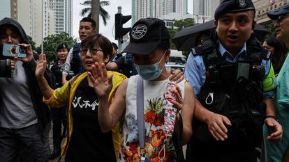 Medina Chow Lau Wah-chun, mère de l’ancien leader de l’Alliance de Hong Kong Chow Hang-tung, quitte le tribunal des magistrats de West Kowloon après que d’anciens dirigeants du groupe de veillée de Tiananmen dissous aient été reconnus coupables d’incitation à la subversion du pouvoir d’État, à Hong Kong, le 21 août 2026.