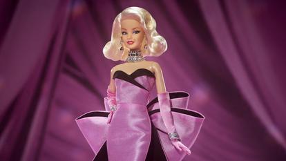 Mattel a précisé que la poupée avait été créée en étroite collaboration avec les ayants droit de Marilyn Monroe, en s’efforçant de capturer le « glamour, l’ambition et le style inimitable » de la star.