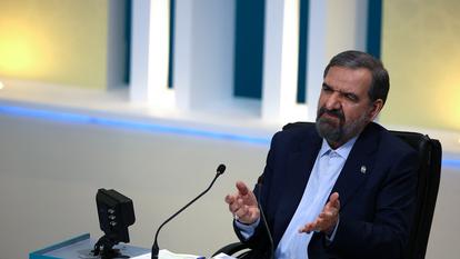 Cette photo, fournie par le Club des jeunes journalistes iraniens (YJC), montre le candidat à l’élection présidentielle iranienne Mohsen Rezaei lors du troisième débat télévisé précédant le scrutin du 18 juin, dans les studios de la télévision d’État iranienne à Téhéran, le 12 juin 2021.
