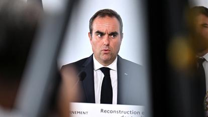 Le premier ministre Sébastien Lecornu s’exprime lors d’une conférence de presse à Mérignac, le 17 août 2026.