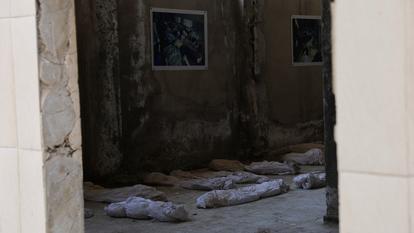 Un groupe de suaire symbolique représentant les victimes de l’attaque chimique sur la région en 2013 est exposé à l’intérieur de la salle de l’hôpital de Kafr Batna où les corps des victimes ont été placés après le massacre, dans la Ghouta orientale, en Syrie, le 18 août 2026. Des photographies originales documentant le massacre sont affichées sur les murs de la salle. L’exposition fait partie d’un musée documentant la réalité vécue par les résidents et les travailleurs médicaux pendant le conflit.