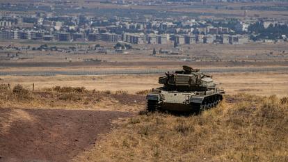 Un char israélien est positionné près de la ligne de cessez-le-feu entre les hauteurs du Golan occupées par Israël et la Syrie.