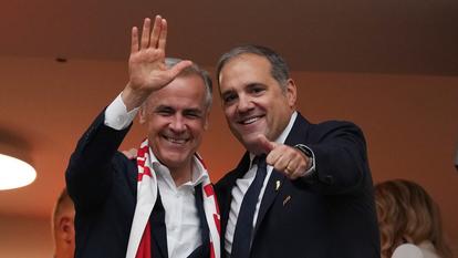 Le président de la Concacaf Victor Montagliani (à droite) aux côtés du premier ministre canadien Mark Carney (à gauche) en juin 2026.