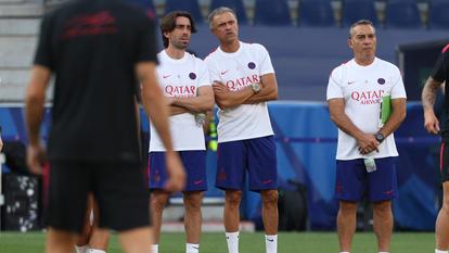 Ici avec Rafel Pol et Joaquin Valdes, Luis Enrique ne reste pas les bras croisés avant d’attaquer cette nouvelle saison de Ligue 1.