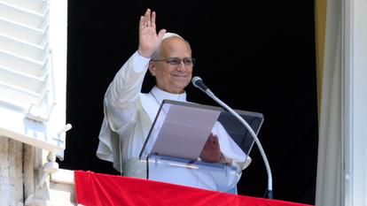 Le pape Léon XIV fait un geste en dirigeant la prière hebdomadaire de l’Angélus depuis une fenêtre du Vatican, le 9 août 2026.
