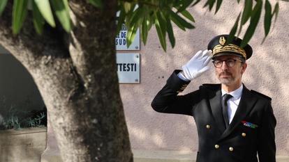 Le préfet de Corse du Sud, Jérôme Filippini, donne le salut militaire au cours d’une cérémonie à Ajaccio, en Corse, le 28 janvier 2025.